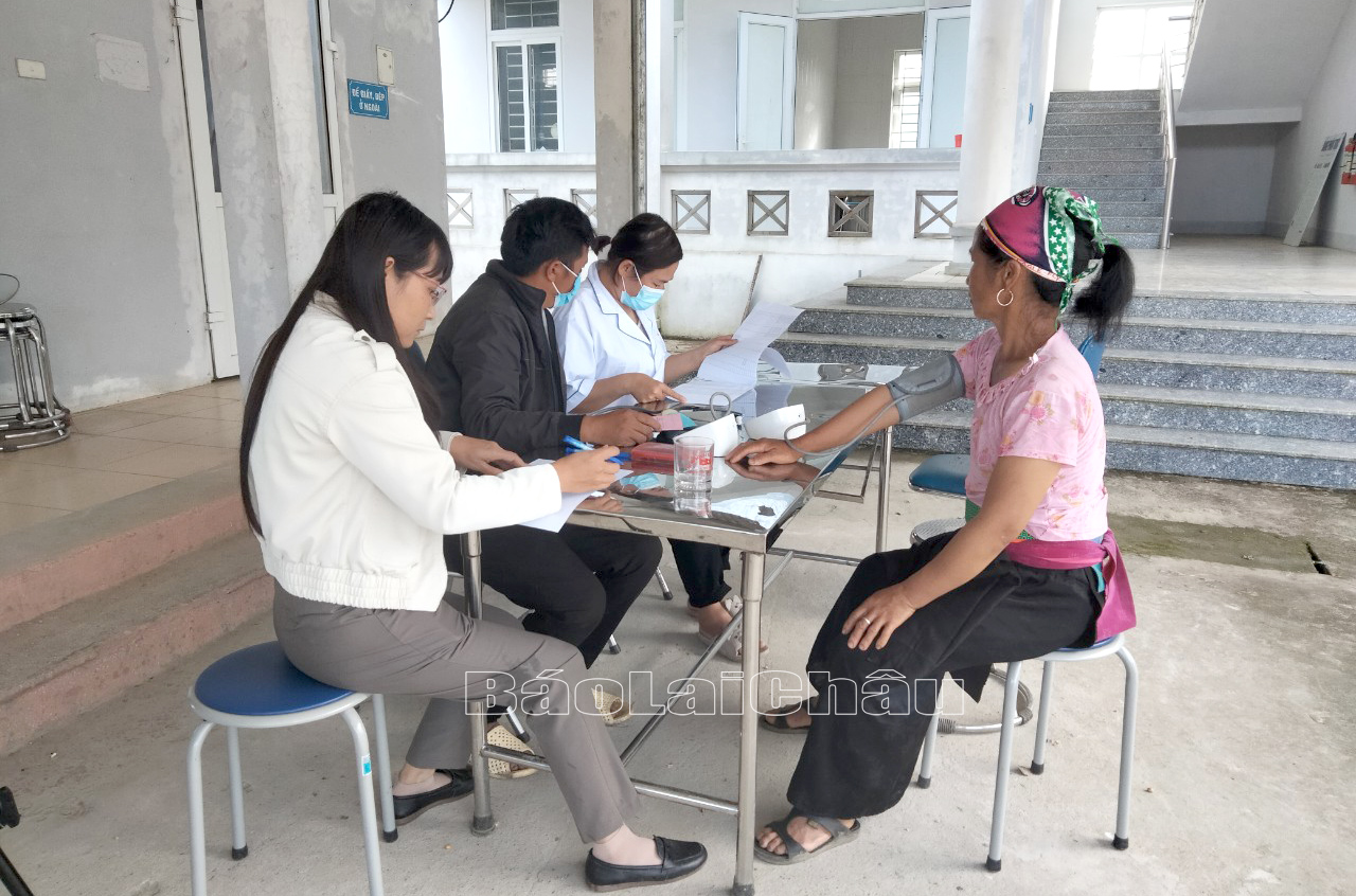 Người dân được kiểm tra sức khỏe trước khi tiêm phòng Covid-19 tại Trạm Y tế xã Sà Dề Phìn, huyện Sìn Hồ.